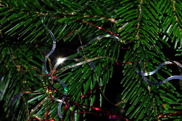 Foto bunte farbige leuchtende lametta streifen auf einem weihnachtsbaum