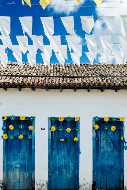Buntings hangen over het versierde huis
