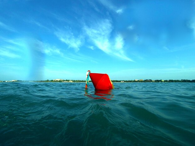 Foto boia che galleggia sul mare contro il cielo