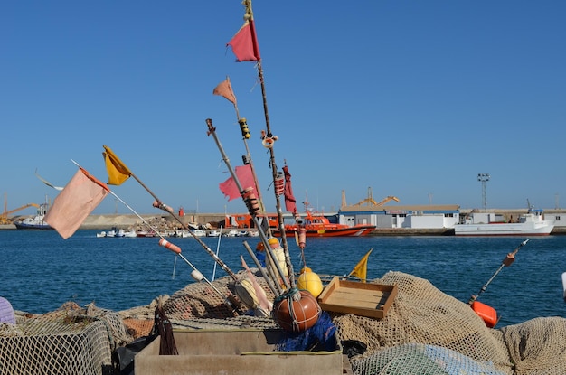 Foto boe e reti da pesca nel porto contro un cielo limpido