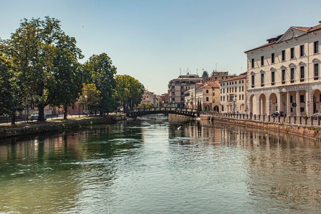 晴れた日のイタリアのトレヴィーゾのブラネッリ運河の眺め