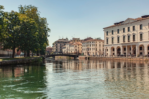 晴れた日のイタリアのトレヴィーゾのブラネッリ運河の眺め