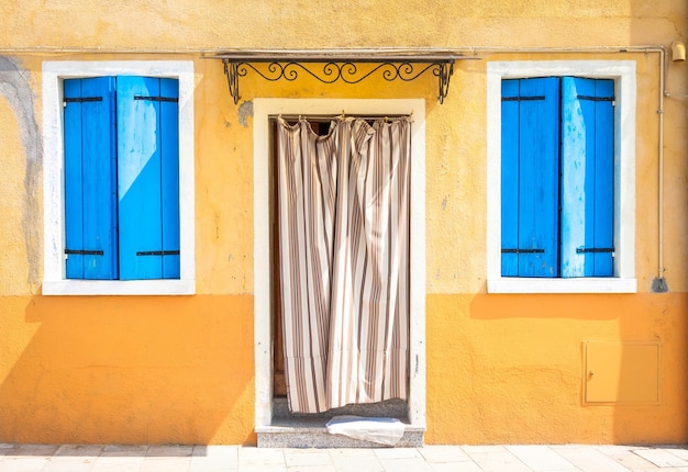 Burano-eiland, dicht bij Venetië. Traditionele gekleurde huizen tijdens een zonnige dag.