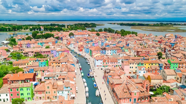 Burano eiland kleurrijke huizen luchtfoto drone uitzicht van bovenaf Venetiaanse lagune zee Italië