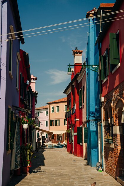 BURANO ITALIE nov 2021 het eiland Burano met prachtige veelkleurige huizen