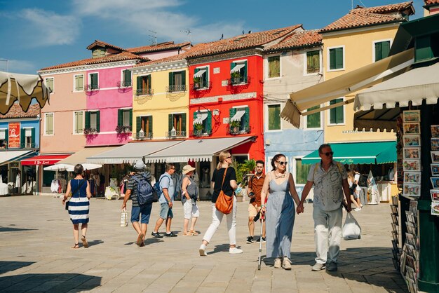 BURANO ITALIE nov 2021 het eiland Burano met prachtige veelkleurige huizen
