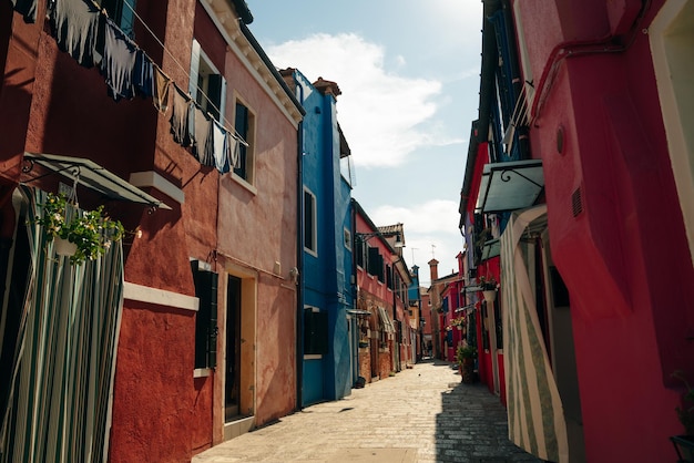 BURANO ITALIE nov 2021 het eiland Burano met prachtige veelkleurige huizen