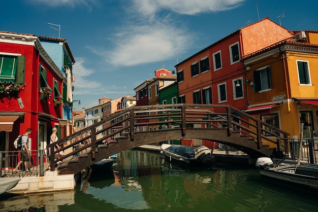 BURANO ITALIE nov 2021 het eiland Burano met prachtige veelkleurige huizen
