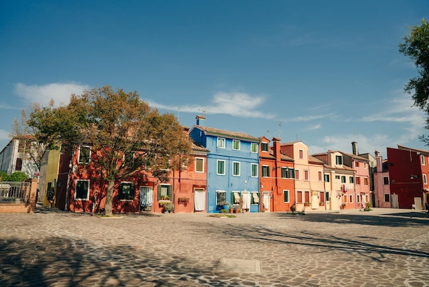 Burano Italië Nov 2021 Uitzicht op de kleurrijke Venetiaanse huizen langs het kanaal