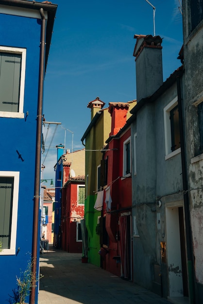 Photo burano italy nov 2021 burano island with beautiful multi colored houses