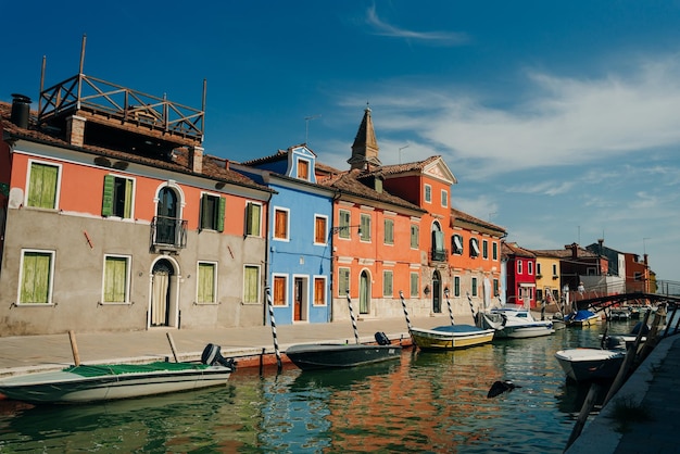 Бурано, Италия, ноябрь 2021 г. Вид красочных венецианских домов вдоль канала