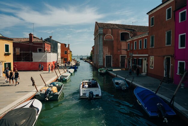 Foto burano italia nov 2021 vista delle colorate case veneziane lungo il canale