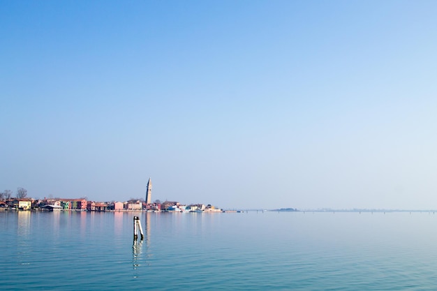 Burano-uitzicht vanaf de lagune van Venetië