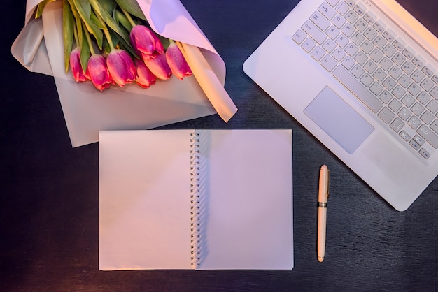 Bureau en boeket tulpen bovenaanzicht