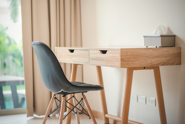 bureau en stoel in de woonkamer