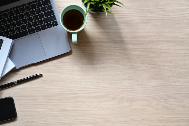 Bureau houten bureau met laptop en exemplaarruimte.