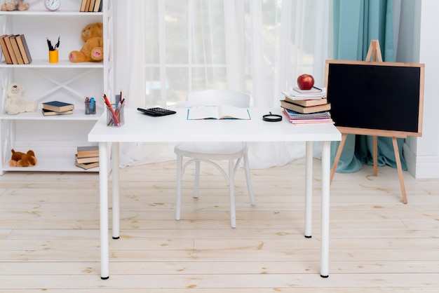 Bureau in de kamer van schoolkid