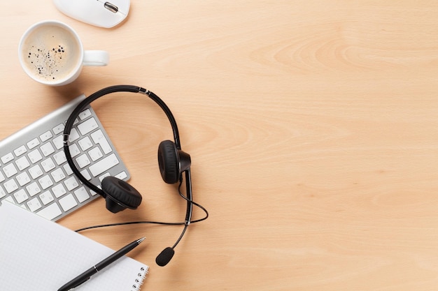 Bureau met headset en pc