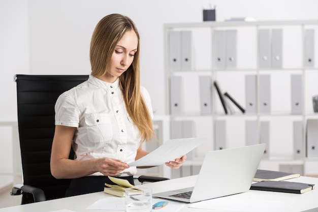 Bureau met laptop papierwerk