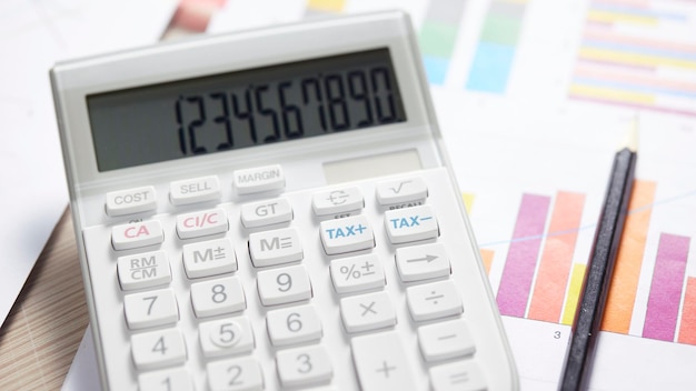 Foto bureau met rekenmachines voor het berekenen, beheren en analyseren van economische winsten en verliezen