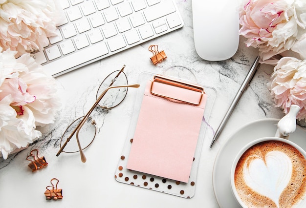 Bureau met roze pioenbloemen