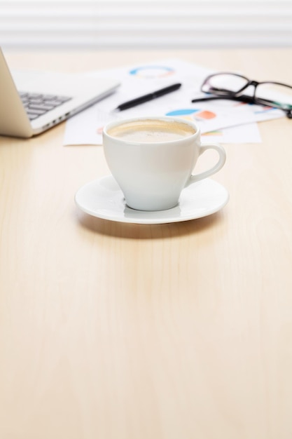 Bureau werkplek met laptop en koffie