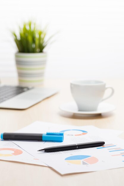 Bureau werkplek met laptop en koffie