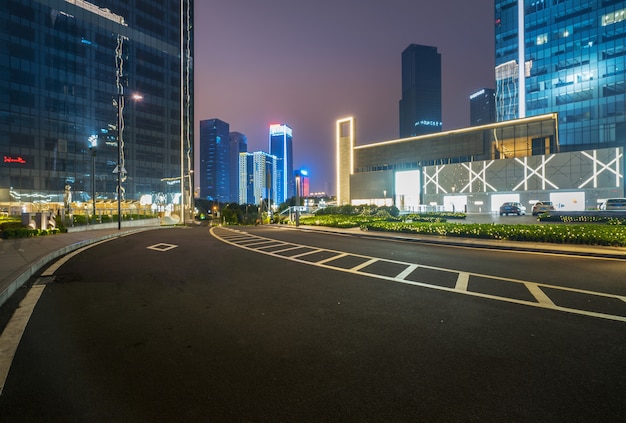 Bureaugebouwen en wegen bij nacht in het financiële centrum, Chongqing, China