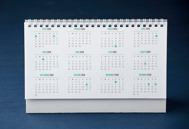 Foto bureaukalender met jaar 2024 en dagen blauw bureau