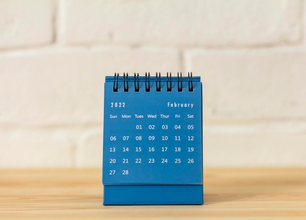 Bureaukalender voor februari 2022 op tafel