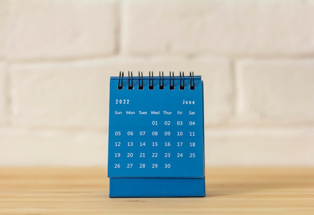 Bureaukalender voor juni 2022 op tafel