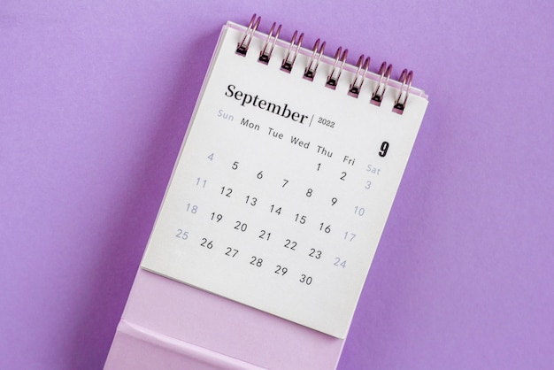 Bureaukalender voor september 2022 op een lila achtergrond