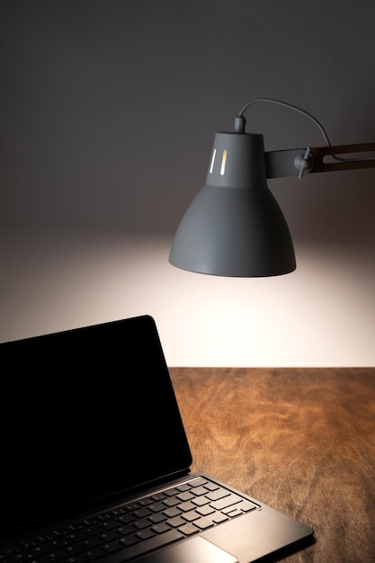 Bureaulamp verlicht de werkplek op het bureau en de buitenlaptop