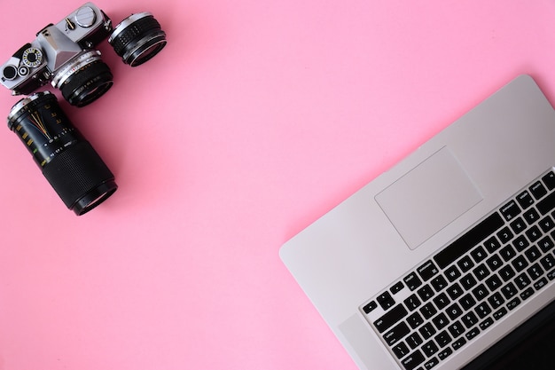 Bureaulijst met laptop, camera en lenzenkoffie.