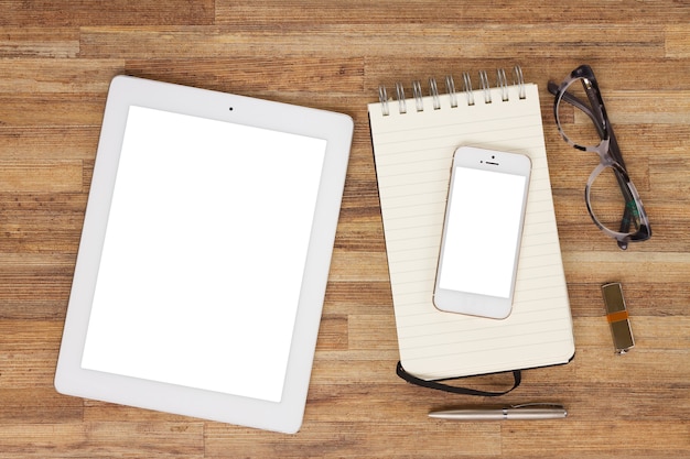 Bureaustijl desktop met witte tablet, mobiel en notebook, bovenaanzicht