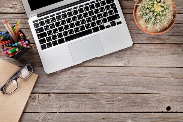 Bureautafel met laptop kladblok en glazen