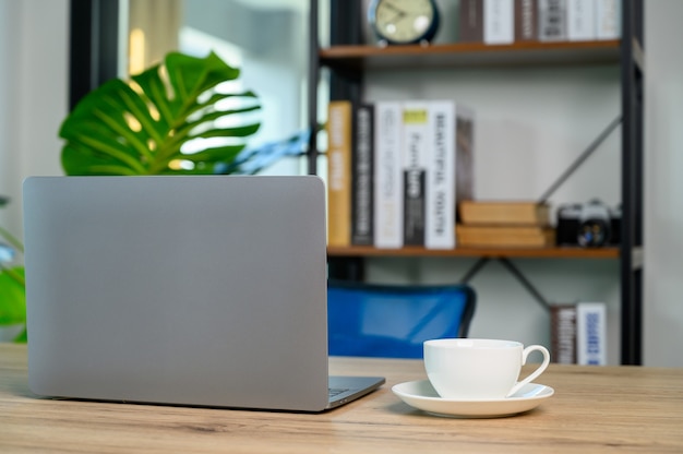 Bureautafel met laptopcomputer met kopje koffie