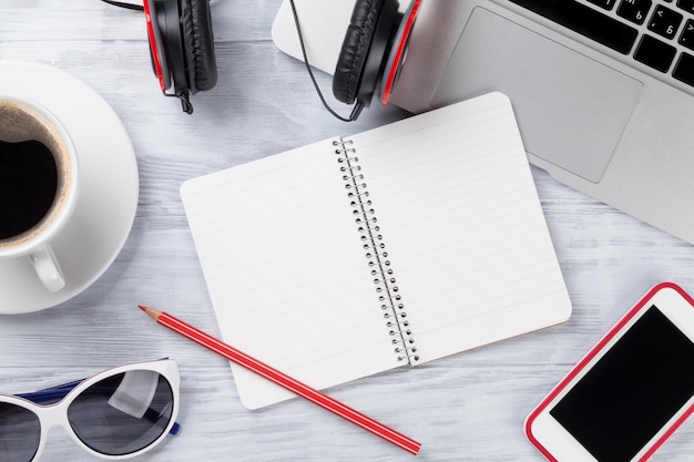 Bureautafel met laptopkoffie en notitieblok