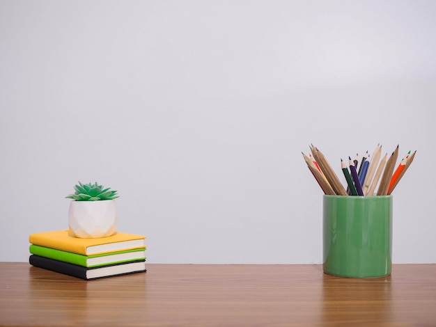 Bureautafel Student creatieve desktop met kleurrijke briefpapier hardcover boek potcactus Kopieer ruimte voor tekst Terug naar school Onderwijsconcept