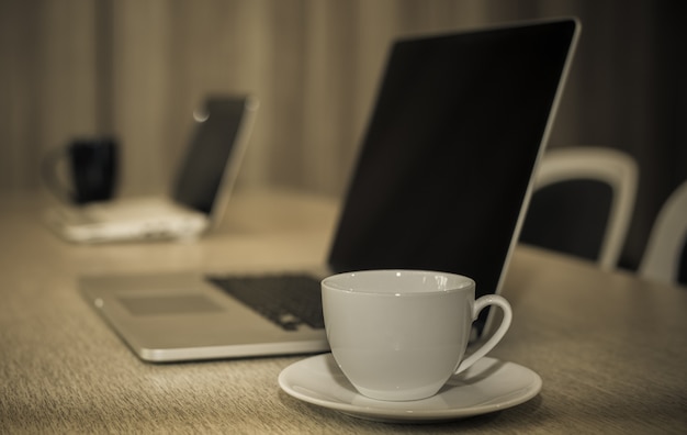 Bureauwerkplaats met laptop, kop van koffie op Comfortabele het werklijst, houten lijst