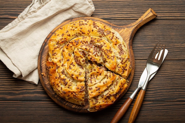 Foto burek con pezzo tagliato fatto di pasta di filo con riempimento