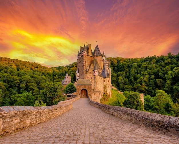 Burg Eltz in Rijnland-Palts bij zonsondergang