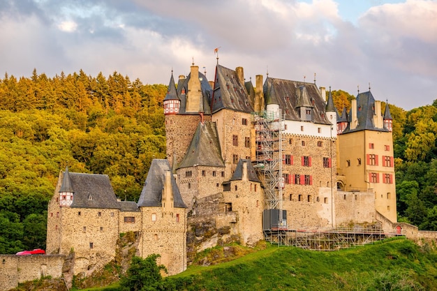 Burg Eltz in Rijnland-Palts bij zonsondergang