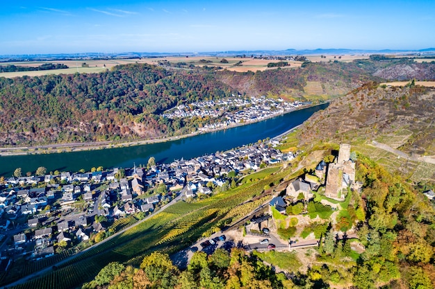 독일 라인란 트-팔츠 주에있는 모젤 강에있는 폐허가 된 성 Burg Thurant