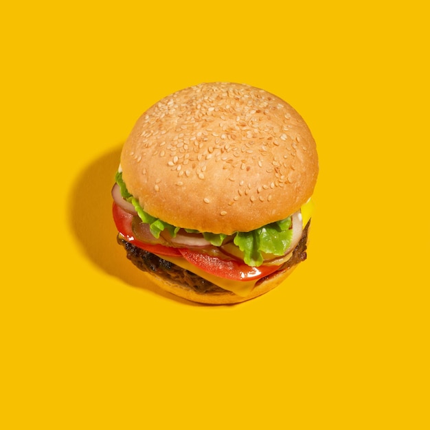 Hamburger su uno sfondo giallo brillante