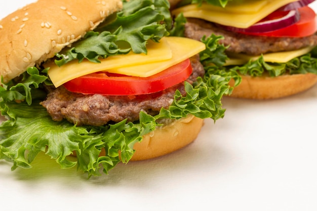 Panino hamburger su foglia di lattuga con formaggio e pomodori