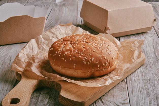 Photo the burger buns on wooden background.