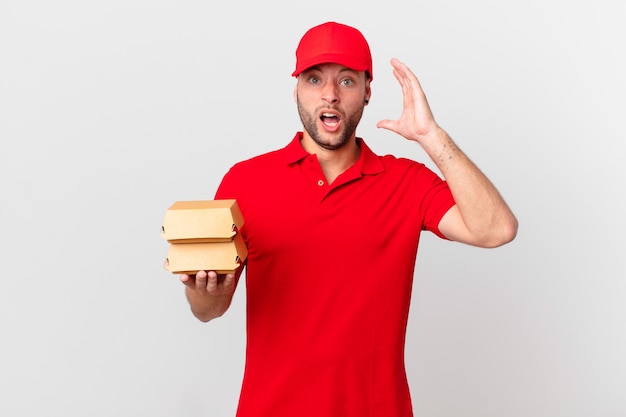 L'hamburger consegna l'uomo che urla con le mani in alto