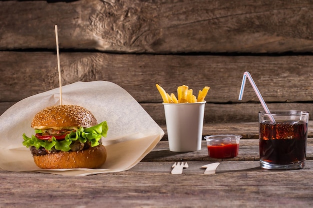 Burger en cola met frietjes Burger met ketchup en drankje Nieuw ontbijtmenu in café Genoeg om verzadiging te krijgen