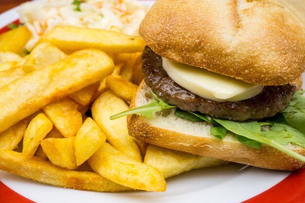 Foto burger e patatine fritte in piatto.